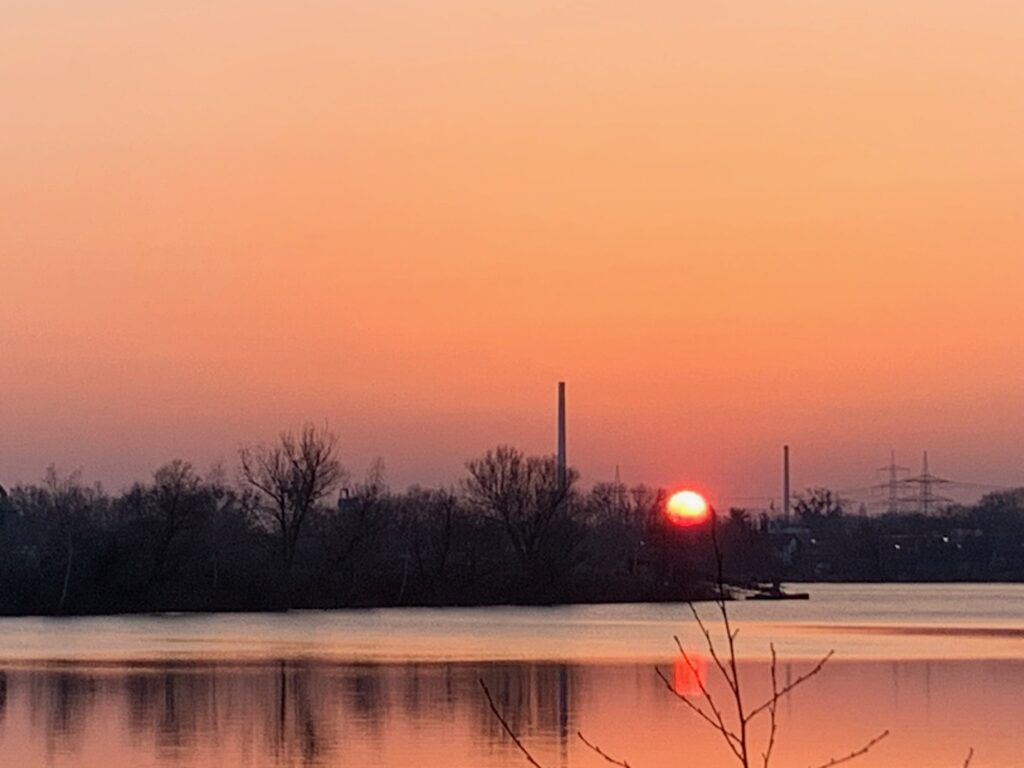 Orange-roter Sonnenuntergang an einem See